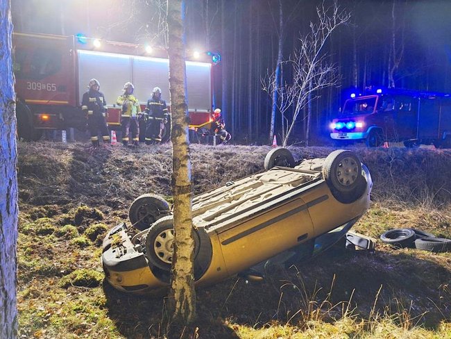 Wypadek na drodze powiatowej Dachował samochód osobowy