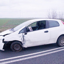 Zderzenie audi z fiatem. Na drodze rozbite szkło <font color=