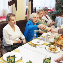 Magiczny i świąteczny czas. Seniorzy podzielili się opłatkiem