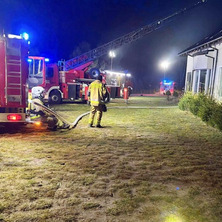 Mieszkańców zaalarmowała czujka dymu. Nocny pożar domu