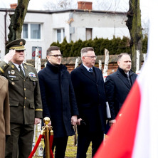 Pamięć o nich to nasz obowiązek. Wojewoda złożył kwiaty na skwerze