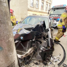 Wjechał w słup energetyczny. 73-latek zabrany do szpitala