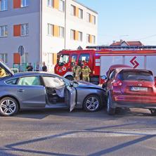 Zderzenie audi z nissanem. Na miejscu wszystkie służby ratunkowe