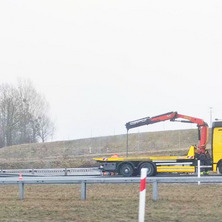 Kierowca zasnął za kierownicą. Ciężarówka wylądowała w rowie