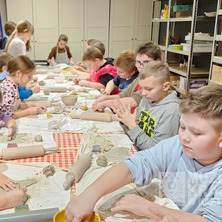 Kolejna grupa na zajęciach ceramicznych. Muzeum odwiedziły przedszkolaki