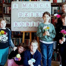 Miła niespodzianka dla koleżanek. Dzień kobiet w bibliotece