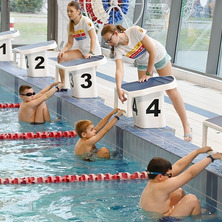 Trwają Mikołajkowe Zawody Pływackie. Emocje na nakielskim basenie