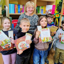 Pasowanie pierwszoklasistów na czytelników. Odwiedzili bibliotekę