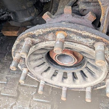 Transport trocin. Brak tarczy hamulcowej w naczepie