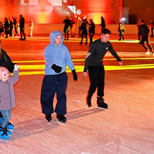 Światła, muzyka i łyżwy. Wieczór pełen energii na lodowisku