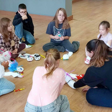 Zabawy teatralne i integracyjne. Wspólnie tworzyli pacynki