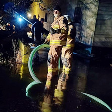 Wylewa staw. Zagrożony budynek ze składowanym zbożem