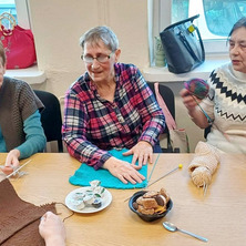 Kominy, czapki i opaski. Rękodzieło na chłodne dni