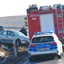 Dwa zdarzenia w jednym miejscu. Auta wypadły na zakręcie<font color=