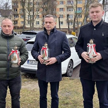 Oddali hołd bohaterom. Zapłonęły znicze pod tablicą pamięci