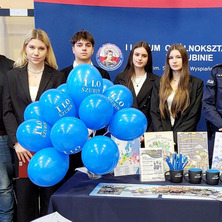 Targi szkół z udziałem policjantów. Stróże prawa w Rynarzewie