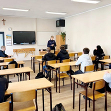 Pogadanka o hejcie i bezpieczeństwie. Policjantka w szkole