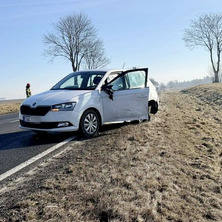 Zderzenie dwóch osobówek. Ruch odbywa się wahadłowo <font color=