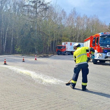 Substancja chemiczna na parkingu. Podjęto interwencję