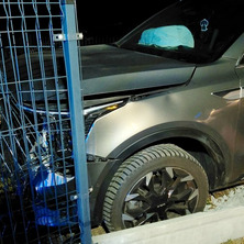 Uderzyła w ogrodzenie. Na drogę wbiegła zwierzyna