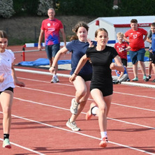 Sportowe emocje. Rywalizacja i świetna zabawa na stadionie