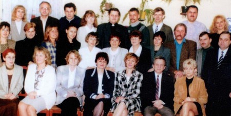 Zdjęcie grona pedagogicznego z roku 1998. Ś.P. Krzysztof Matusiak stoi w górnym rzędzie, 3. od prawej strony.
